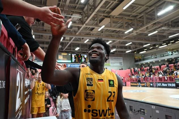 Melkisedek Moreaux Tigers Tuebingen, 23 claps with the fans GER, Tigers Tuebingen vs SBB Baskets Wolmirstedt, Basketball, Men, Pro A, 2 Barmer Basketball Bundesliga, Season 2025 2026, 25 10 2025 GER, Tigers Tuebingen vs SBB Baskets Wolmirstedt, Basketball, Men, Pro A, 2 Barmer Basketball Bundesliga, Season 2025 2026, 25 10 2025 Tuebingen Copyright: xEibner-Pressefoto NicolasxWoernx EP_NWN