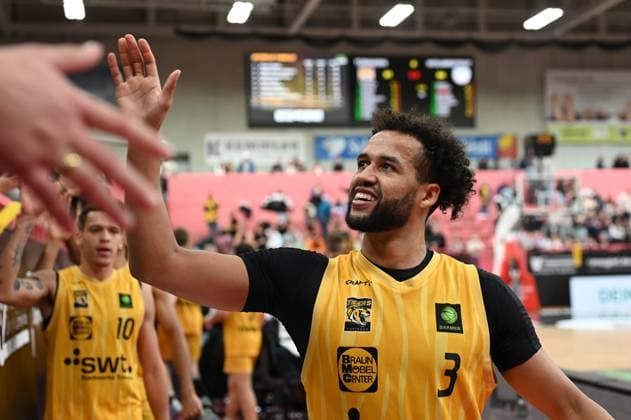 Miles Tention Tigers Tuebingen, 03 claps with the fans GER, Tigers Tuebingen vs SBB Baskets Wolmirstedt, Basketball, Men, Pro A, 2 Barmer Basketball Bundesliga, Season 2025 2026, 25 10 2025 GER, Tigers Tuebingen vs SBB Baskets Wolmirstedt, Basketball, Men, Pro A, 2 Barmer Basketball Bundesliga, Season 2025 2026, 25 10 2025 Tuebingen Copyright: xEibner-Pressefoto NicolasxWoernx EP_NWN