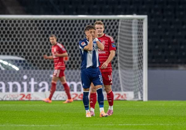 Soccer, Men, Season 2025 2026, 2 Bundesliga 10 Matchday , Hertha BSC Fortuna Düsseldorf, v l Michal Karbownik Hertha BSC , Christian Rasmussen Düsseldorf , 25 10 2025, Copyright: xSebastianxRäppold MatthiasxKochx