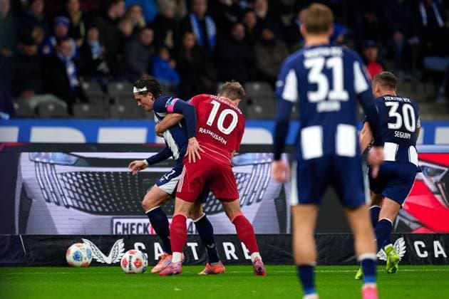 Fabian Reese Hertha BSC, 11 , Christian Rasmussen Fortuna Duesseldorf, 10 , Zweikampf, GER, Hertha BSC vs ,Fortuna Duesseldorf, 2 Bundesliga, Saison 2025 2026, 10 Spieltag, 25 010 2025 DFL REGULATIONS PROHIBIT ANY USE OF PHOTOGRAPHS AS IMAGE SEQUENCES AND OR QUASI VIDEO GER, Hertha BSC vs ,Fortuna Duesseldorf, 2 Bundesliga, Saison 2025 2026, 10 Spieltag, 25 010 2025 Berlin Copyright: xClaudiusxRauch,xEibner-Pressefotox xClaudiusxRauchx EP_CRH
