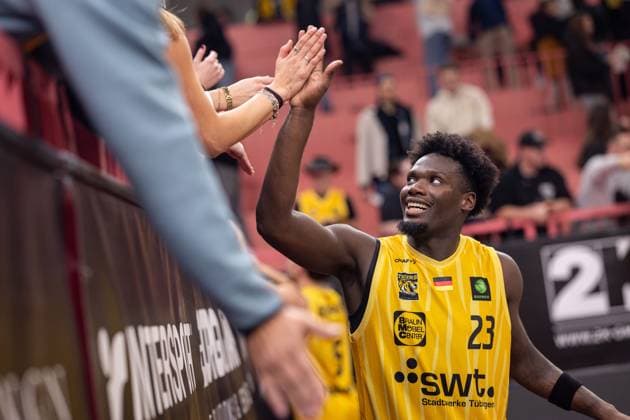 Tigers Tuebingen SBB Baskets Wolmirstedt, Men, 2 Bundesliga, Barmer 2 Basketball Bundesliga, pro A, 5 Spieltag, Spielzeit 2025 2026, 25 10 2025 Melkisedek Moreaux Tigers Tuebingen, 23 high-fives the fans after the game