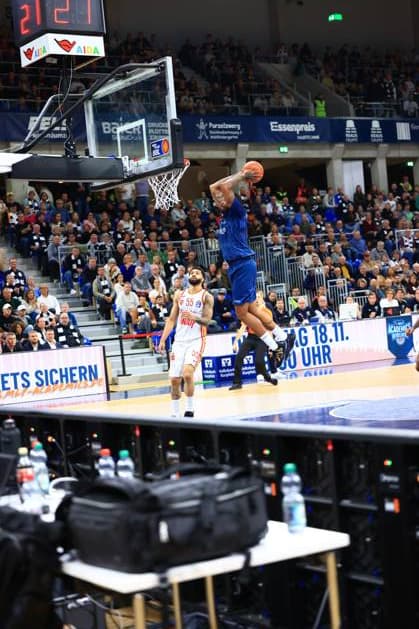 Marcus Weathers 00, MLP Academics Heidelberg dunking against David Muenkat 55 Würzburg Baskets in defense easyCredit BBL MLP Academics Heidelberg - Fitness First Würzburg Baskets on 25 10 2025 at SNP Dome, Heidelberg easyCredit BBL MLP Academics Heidelberg - Fitness First Würzburg Baskets on 25 10 2025 at SNP Dome, Heidelberg Paul Zipser 9 MLP Academics Heidelberg dunking Copyright: xSpeedshotx