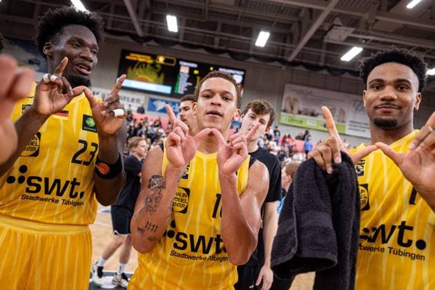 Tigers Tuebingen SBB Baskets Wolmirstedt, Men, 2 Bundesliga, Barmer 2 Basketball Bundesliga, pro A, 5 Spieltag, Spielzeit 2025 2026, 25 10 2025 Isaiah Sanders Tigers Tuebingen, 10 in the middle with Melkisedek Moreaux Tigers Tuebingen, 23 and Bernard Pelote Tigers Tuebingen, 01