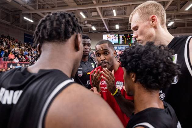 Tigers Tuebingen SBB Baskets Wolmirstedt, Herren, 2 Bundesliga, Barmer 2 Basketball Bundesliga, pro A, 5 Spieltag, Spielzeit 2025 2026, 25 10 2025 Marius Gumpert SBB Baskets Wolmirstedt, Assistant Coach speaks to the team after the victory