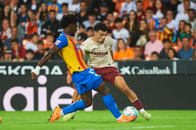 George Mikautadze (Villarreal CF) and Thierry Rendall (Valencia CF) during the LaLiga EA Sports match between Valencia CF and Villarreal CF at Estadio de Mestalla on October 25, 2025 in Valencia, Spain. (Photo by Maria Jose Segovia DeFodi Images) George Mikautadze Villarreal CF and Thierry Rendall Valencia CF during the LaLiga EA Sports match between Valencia CF and Villarreal CF at Estadio de Mestalla on October 25, 2025 in Valencia, Spain Photo by Maria Jose Segovia DeFodi Images