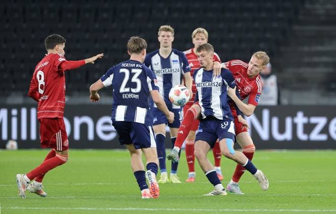 Anouar El Azzouzi, Kennet Eichhorn, Michael Cuisance in a duel with Tim Breithaupt Action match scene Sport Soccer Football DFL 2 Bundesliga Men 10 Matchday Season 2025 2026 25 10 2025 Hertha BSC Berlin vs Fortuna Düsseldorf DFL regulations prohibit any use of photographs as image sequences and or quasi video