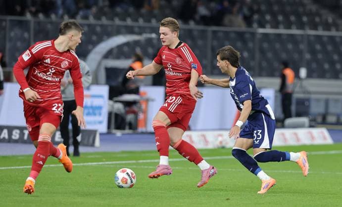 Danny Schmidt, Christian Rasmussen on the ball, Michal Karbownik duel Match scene Action Sport Football Soccer DFL 2 Bundesliga Men 10 Matchday Season 2025 2026 25 10 2025 Hertha BSC Berlin vs Fortuna Düsseldorf DFL regulations prohibit any use of photographs as image sequences and or quasi video