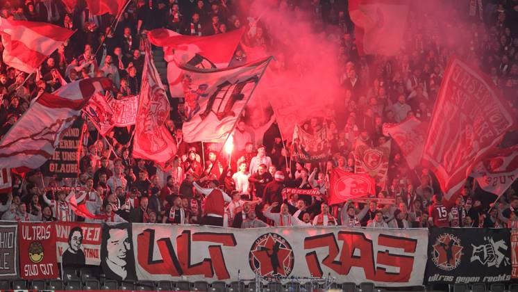 Pyrotechnics, Bengalos, fireworks in Düsseldorfs visiting fan block Ultras Sport Football Soccer DFL 2 Bundesliga Men 10 Matchday Season 2025 2026 25 10 2025 Hertha BSC Berlin vs Fortuna Düsseldorf DFL regulations prohibit any use of photographs as image sequences and or quasi video
