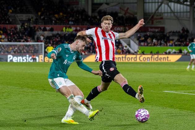 Football - FA Premier League - Brentford FC v Liverpool FC LONDON, ENGLAND - Saturday, October 24, 2025: Liverpool s Conor Bradley assists his side s first goal during the FA Premier League match between Brentford FC and Liverpool FC at the Brentford Community Stadium. (Photo by David Rawcliffe Propaganda) LONDON Brentford Community Stadium GREATER LONDON ENGLAND  Copyright: xDavidxRawcliffex P2025-10-25-Brentford_Liverpool-73
