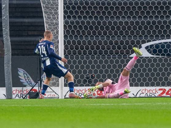 Soccer, Men, Season 2025 2026, 2 Bundesliga 10 Matchday , Hertha BSC Fortuna Düsseldorf, f l Jon Dagur Thorsteinsson Hertha BSC , Goalkeeper Florian Kastenmeier Düsseldorf , 25 10 2025, Copyright: xSebastianxRäppold MatthiasxKochx