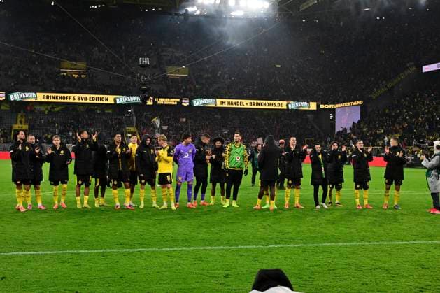 Dortmund team celebrates victory, Borussia Dortmund vs 1 FC Koeln, Football, 1 Bundesliga, 08 Matchday, 25 10 2025 DFB regulations prohibit any use of photographs as image sequences and or quasi video Dortmund Nordrhein Westfalen Germany Copyright: xkolbert-press MarcxNiemeyerx