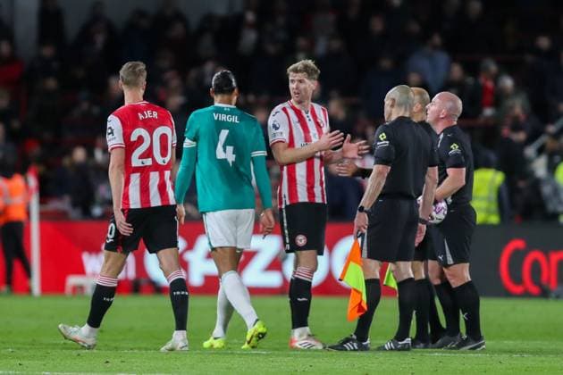 Nathan Collins of Brentford argues with the referee after Liverpool scored past the allocated additional time Brentford v Liverpool, Football, Premier League, The Gtech Community Stadium, London, UK, 25 10 25 EDITORIAL USE ONLY No use with unauthorised audio, video, data, fixture lists (outside the EU), club league logos or live services. Online in-match use limited to 45 images (+15 in extra time). No use to emulate moving images. No use in betting, games or Copyright: xAnthonyxHanc Shutterstockx 15608390l
