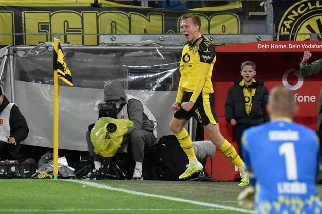 Maximilian Beier Dortmund 14 cheers after scoring 1 0 25 10 2025 Football Borussia Dortmund vs 1 FC Koeln , Signal Iduna Park, Dortmund, DFB DFL REGULATIONS PROHIBIT ANY USE OF PHOTOGRAPHS AS IMAGE SEQUENCES AND OR QUASI VIDEO Copyright: xpepphotox xSaschaxWeizx pep00321, pep_20251025_hm_178268