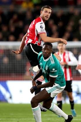 Brentford gegen Liverpool 25. Oktober 2025 Brentford Premier League Fußball Brentford FC gegen Liverpool FC Jordan Henderson von Brentford springt nach dem Ball Foto von Mark Leech Brentford Greater London UK  Copyright: xMarkxLeechxOffside
