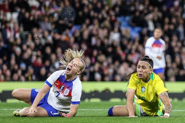 Beth Mead (7 England) wins a penalty after a foul from Bia Zaeratto (16 Brazil) during the Womens International Friendly, Länderspiel, Nationalmannschaft football match between England and Brazil at Etihad Stadium in Manchester, England Copyright: xNataliexMincher SPPx Sportspressphoto_SPR51180