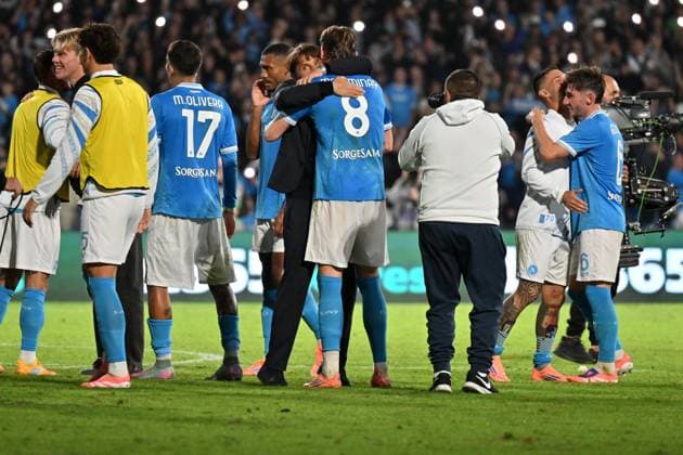Foto IPP Felice De Martino Napoli 25 10 2025 Campionato di Calcio Serie A 2025 2026 Napoli vs Inter 3-1 Nella foto l allenatore del Napoli Antonio Conte esulta a fine partita con Scott McTomina Italy Photo Press - World Copyright italy ITALY  Copyright: xR4924_italyphotopressx