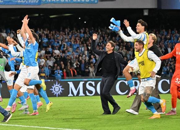 Foto IPP Felice De Martino Napoli 25 10 2025 Campionato di Calcio Serie A 2025 2026 Napoli vs Inter 3-1 Nella foto l allenatore del Napoli Antonio Conte esulta a fine partita insieme ai suoi giocatori Italy Photo Press - World Copyright italy ITALY  Copyright: xR4924_italyphotopressx
