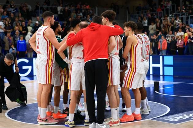 Basketball situation with Leo Saffer 3 Würzburg Baskets , Davion Mintz 10 Würzburg Baskets and other players from Würzburg Baskets easyCredit BBL MLP Academics Heidelberg - Fitness First Würzburg Baskets on 25 10 2025 at SNP Dome, Heidelberg Team 103 in team speech Copyright: xSpeedshotx