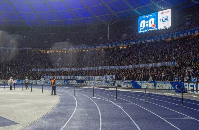 Football, Men, Season 2025 2026, 2 Bundesliga 10 Matchday , Hertha BSC Fortuna Düsseldorf, Fans of Hertha with banners on the end of FuWo Der Moderne erlegen ein Stück Berliner Sportgeschichte verlässt die Bühne, Danke für 102 Jahre Fussball Woche, 25 10 2025, Copyright: xSebastianxRäppold MatthiasxKochx