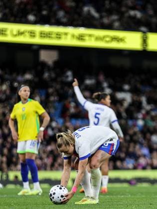 Georgia Stanway (8 England) prepares to take a penalty during the Womens International Friendly, Länderspiel, Nationalmannschaft football match between England and Brazil at Etihad Stadium in Manchester, England Copyright: xNataliexMincher SPPx Sportspressphoto_SPR51186