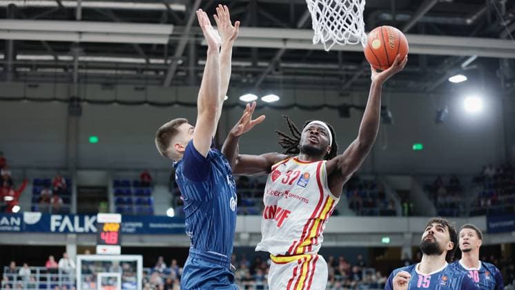 In the picture from left Dusan Neskovic MLP Academics Heidelberg, 7 against Charles Thompson Wuerzburg Baskets, 32 and next to him Marcel Keßen MLP Academics Heidelberg, 15 25 10 2025, Basketball, MLP Academics Heidelberg Fitness First Wuerzburg Baskets, easyCredit BBL, Matchday 5, Germany, Heidelberg, SNP Dome, Copyright: HMBxMedia xJulienxBecker