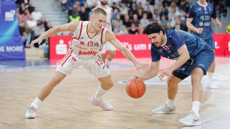 In the picture from left Marko Petric Wuerzburg Baskets, 13 against Erol Ersek MLP Academics Heidelberg, 11 25 10 2025, Basketball, MLP Academics Heidelberg Fitness First Wuerzburg Baskets, easyCredit BBL, Matchday 5, Germany, Heidelberg, SNP Dome, Copyright: HMBxMedia xJulienxBecker