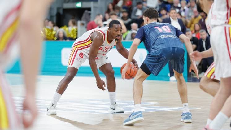 In the picture from left Johnathan Stove Wuerzburg Baskets, 22 against Sam Williamson MLP Academics Heidelberg, 10 25 10 2025, Basketball, MLP Academics Heidelberg Fitness First Wuerzburg Baskets, easyCredit BBL, Matchday 5, Germany, Heidelberg, SNP Dome, Copyright: HMBxMedia xJulienxBecker
