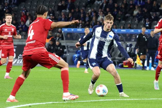 DEU, DFL, 2 FBL, Hertha BSC vs Forrtuna Duesseldorf, 25 10 2025, Berliner Olympiastadion, Berlin, DEU, DFL, 2 FBL, Hertha BSC vs Forrtuna Duesseldorf, im Bild Maurice Krattenmacher Hertha BSC Berlin 14 , KENNETH SCHMIDT Fortuna Duesseldorf 4 DFL regulations prohibit any use of Photographs as image sequences and or quasi video nordphotoxGmbHx xEngler nph00076
