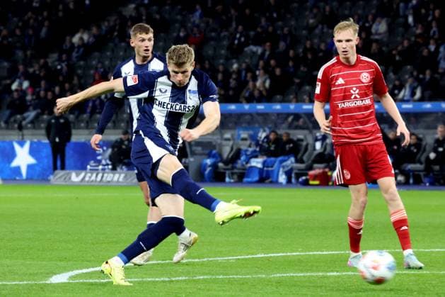 DEU, DFL, 2 FBL, Hertha BSC vs Forrtuna Duesseldorf, 25 10 2025, Berliner Olympiastadion, Berlin, DEU, DFL, 2 FBL, Hertha BSC vs Forrtuna Duesseldorf, im Bild Luca Schuler Hertha BSC Berlin 18 , TIM BREITHAUPT Fortuna Duesseldorf 6 DFL regulations prohibit any use of Photographs as image sequences and or quasi video nordphotoxGmbHx xEngler nph00076