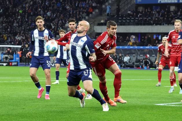 DEU, DFL, 2 FBL, Hertha BSC vs Forrtuna Duesseldorf, 25 10 2025, Berliner Olympiastadion, Berlin, DEU, DFL, 2 FBL, Hertha BSC vs Forrtuna Duesseldorf, im Bild Toni Leistner Hertha BSC Berlin 37 , TIM BREITHAUPT Fortuna Duesseldorf 6 DFL regulations prohibit any use of Photographs as image sequences and or quasi video nordphotoxGmbHx xEngler nph00076