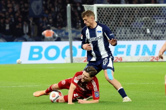 DEU, DFL, 2 FBL, Hertha BSC vs Forrtuna Duesseldorf, 25 10 2025, Berliner Olympiastadion, Berlin, DEU, DFL, 2 FBL, Hertha BSC vs Forrtuna Duesseldorf, im Bild Michael Cuisance Hertha BSC Berlin 10 , FLORENT MUSLIJA Fortuna Duesseldorf 24 DFL regulations prohibit any use of Photographs as image sequences and or quasi video nordphotoxGmbHx xEngler nph00076