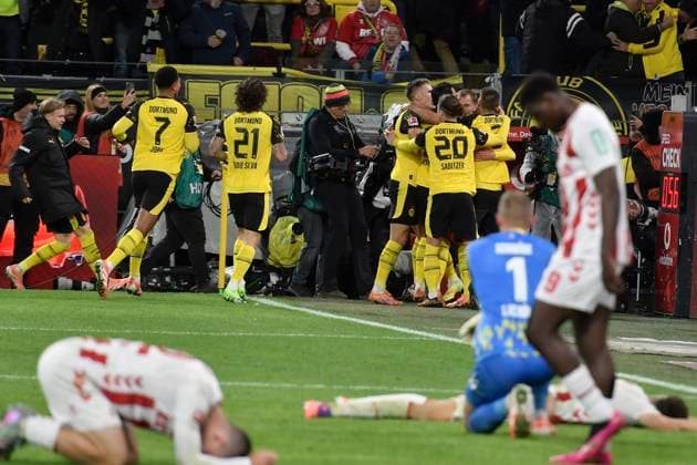 Maximilian Beier Dortmund 14 cheers with the team after scoring the 1 0 goal, the Koeln players frustrated on the ground 25 10 2025 Soccer Borussia Dortmund vs 1 FC Koeln , Signal Iduna Park, Dortmund, DFB DFL REGULATIONS PROHIBIT ANY USE OF PHOTOGRAPHS AS IMAGE SEQUENCES AND OR QUASI VIDEO Copyright: xpepphotox xSaschaxWeizx pep00321, pep_20251025_hm_178289