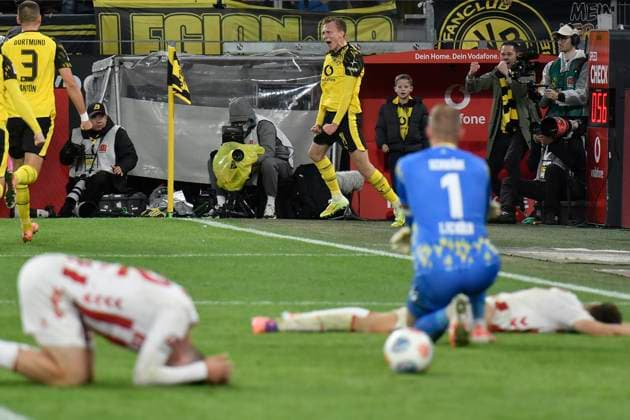 Maximilian Beier Dortmund 14 cheers after scoring the 1 0 goal, the Koeln players frustrated on the ground 25 10 2025 Football Borussia Dortmund vs 1 FC Koeln , Signal Iduna Park, Dortmund, DFB DFL REGULATIONS PROHIBIT ANY USE OF PHOTOGRAPHS AS IMAGE SEQUENCES AND OR QUASI VIDEO Copyright: xpepphotox xSaschaxWeizx pep00321, pep_20251025_hm_178268