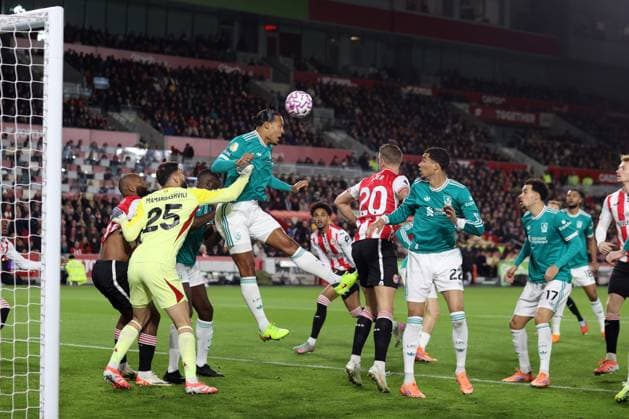 Brentford gegen Liverpool 25. Oktober 2025 Brentford Premier League Fußball Brentford FC gegen Liverpool FC Virgil van Dijk von Liverpool köpft den Ball nach einem langen Einwurf weg, während Liverpools Torwart Giorgi Mamardashvili den Ball abwehrt Foto von Mark Leech Brentford Greater London UK  Copyright: xMarkxLeechxOffside