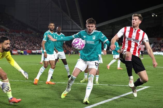Brentford gegen Liverpool 25. Oktober 2025 Brentford Premier League Fußball Brentford FC gegen Liverpool FC Conor Bradley von Liverpool unter Druck von Kristoffer Ajer von Brentford Foto von Mark Leech Brentford Großraum London UK  Copyright: xMarkxLeechxOffside