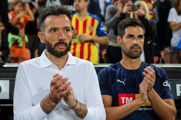 October 25, 2025, Valencia, Valencia, SPAIN: Carlos Corberan, head coach of Valencia CF, looks on during the Spanish league, La Liga EA Sports, football match played between Valencia CF and Villarreal at Mestalla stadium on October 25, 2025, in Valencia, Spain. Valencia SPAIN - ZUMAa181 20251025_zaa_a181_318 Copyright: xIvanxTerronx