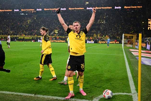Julian Ryerson 26 Borussia Dortmund , Borussia Dortmund vs 1 FC Koeln, Football, 1 Bundesliga, 08 Matchday, 25 10 2025 DFB regulations prohibit any use of photographs as image sequences and or quasi video Dortmund Nordrhein Westfalen Germany Copyright: xkolbert-press MarcxNiemeyerx