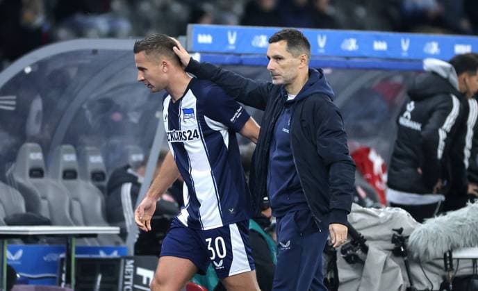 Substitution Paul Seguin, Coach Stefan Leitl Action Upper body Sport Football Soccer DFL 2 Bundesliga Men 10 Matchday Season 2025 2026 25 10 2025 Hertha BSC Berlin vs Fortuna Düsseldorf DFL regulations prohibit any use of photographs as image sequences and or quasi video