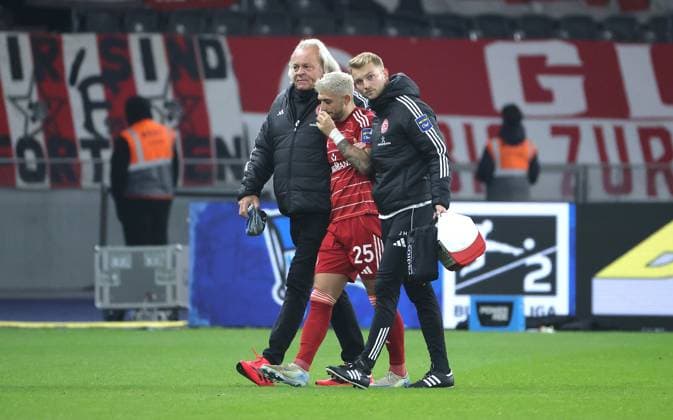 Matthias Zimmermann leaves the pitch injured Injury Sport Football Soccer DFL 2 Bundesliga Men 10 Matchday Season 2025 2026 25 10 2025 Hertha BSC Berlin vs Fortuna Düsseldorf DFL regulations prohibit any use of photographs as image sequences and or quasi video