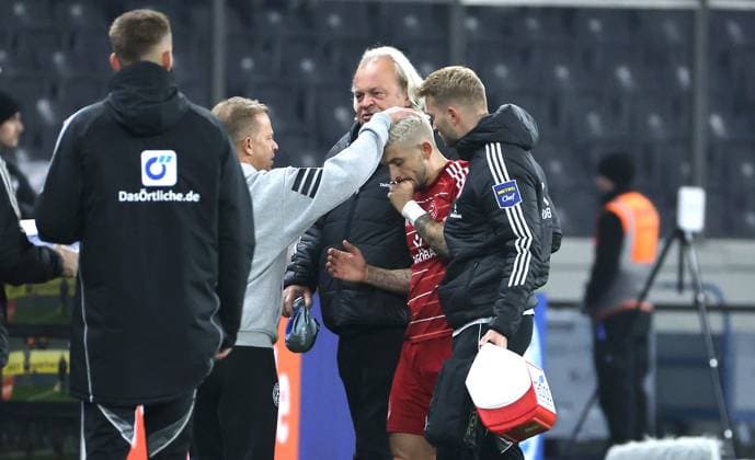 Coach Markus Anfang, Matthias Zimmermann leaves the pitch injured Injury Sport Football Soccer DFL 2 Bundesliga Men 10 Matchday Season 2025 2026 25 10 2025 Hertha BSC Berlin vs Fortuna Düsseldorf DFL regulations prohibit any use of photographs as image sequences and or quasi video