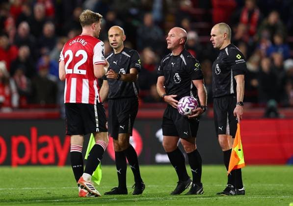 London, England, 25th October 2025. Referee Simon Hooper talks with Nathan Collins of Brentford at half time during the Brentford vs Liverpool Premier League match at Gtech Community Stadium, London. Picture credit should read: Paul Terry Sportimage EDITORIAL USE ONLY. No use with unauthorised audio, video, data, fixture lists, club league logos or live services. Online in-match use limited to 120 images, no video emulation. No use in betting, games or single club league player publications. SPI_019_PT_Brentford_Liverrpool SPI-4238-0019
