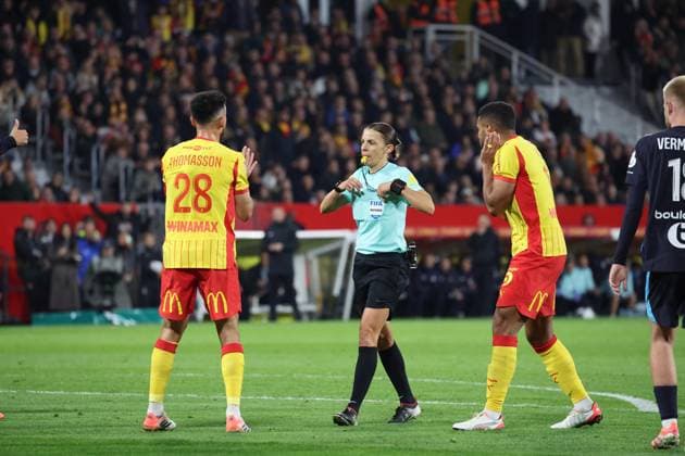 FOOTBALL : RC Lens vs Marseille - Ligue 1 J9 - 25 10 2025 Arbitre StÃ phanie Frappart lors du match RC Lens vs Marseille, Ligue 1 J9, stade Bollaert-Delelis, le 25 octobre 2025 - photo Laurent Sanson PsnewZ  Copyright: xLaurentxSANSONx xPsnewZx