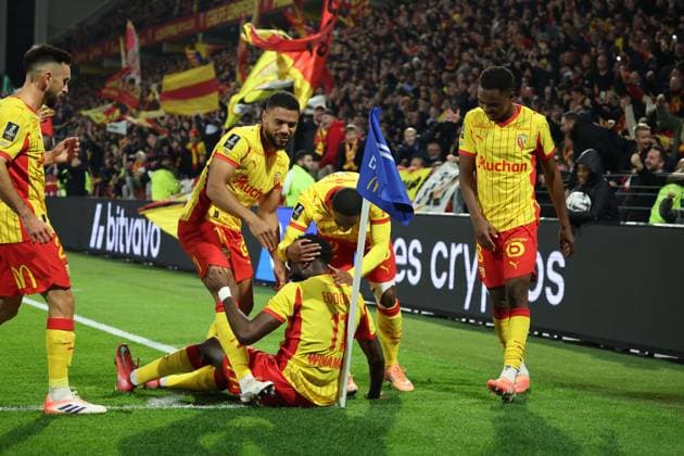 FOOTBALL : RC Lens vs Marseille - Ligue 1 J9 - 25 10 2025 Joie des joueurs de Lens apres le but de Odsonne EDOUARD (RC Lens) lors du match RC Lens vs Marseille, Ligue 1 J9, stade Bollaert-Delelis, le 25 octobre 2025 - photo Laurent Sanson PsnewZ  Copyright: xLaurentxSANSONx xPsnewZx