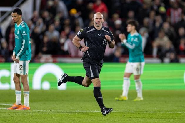 Football - FA Premier League - Brentford FC v Liverpool FC LONDON, ENGLAND - Saturday, October 24, 2025: Referee Tim Robinson replaces SImon Hooper after he pulled his hamstring during the FA Premier League match between Brentford FC and Liverpool FC at the Brentford Community Stadium. (Photo by David Rawcliffe Propaganda) LONDON Brentford Community Stadium GREATER LONDON ENGLAND  Copyright: xDavidxRawcliffex P2025-10-25-Brentford_Liverpool-82