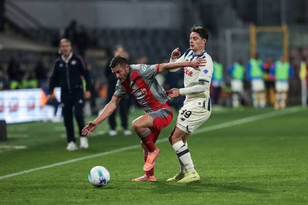 US Cremonese v Atalanta BC - Serie A Contrast between Jamie Vardy of US Cremonese and Nicola Zalewski of Atalanta BC during the Serie A football match between US Cremonese and Atalanta BC in Cremona, Italy, on October 25, 2025, at Stadio Giovanni Zini. Cremona Italy  Copyright: xEmanuelexComincinix originalFilename:comincini-uscremon251025_npEcU.jpg