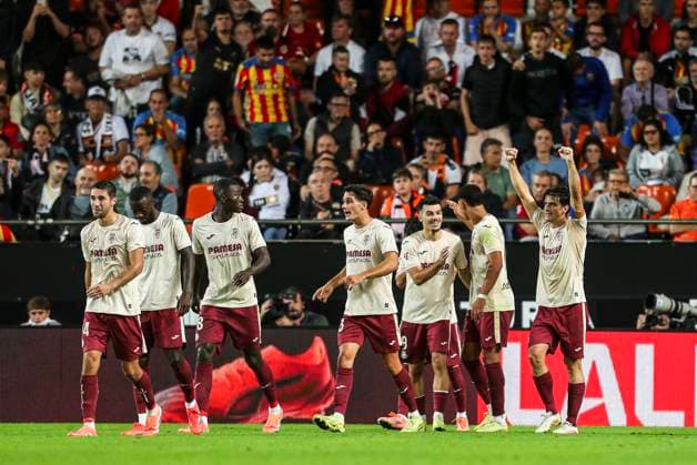 October 25, 2025, Valencia, Valencia, SPAIN: Gerard Moreno of Villarreal CF celebrates a goal with teammates during the Spanish league, La Liga EA Sports, football match played between Valencia CF and Villarreal at Mestalla stadium on October 25, 2025, in Valencia, Spain. Valencia SPAIN - ZUMAa181 20251025_zaa_a181_354 Copyright: xIvanxTerronx