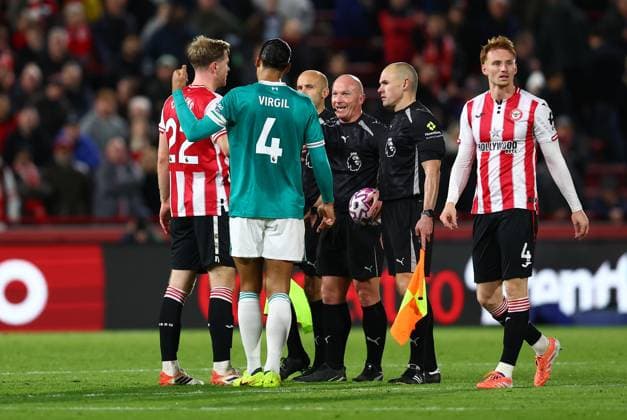 London, England, 25th October 2025. Referee Simon Hooper (C) talks with Nathan Collins of Brentford and Virgil van Dijk of Liverpool at half time during the Brentford vs Liverpool Premier League match at Gtech Community Stadium, London. Picture credit should read: Paul Terry Sportimage EDITORIAL USE ONLY. No use with unauthorised audio, video, data, fixture lists, club league logos or live services. Online in-match use limited to 120 images, no video emulation. No use in betting, games or single club league player publications. SPI_023_PT_Brentford_Liverrpool SPI-4238-0024