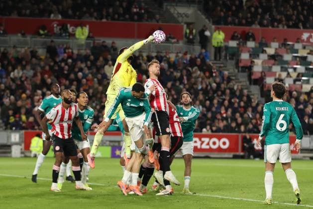 25th October 2025; Gtech Community Stadium, Brentford, London, England; Premier League Football, Brentford versus Liverpool; goalkeeper Giorgi Mamardashvili of Liverpool punches a Brentford long throw clear of his goal  KatiexChan