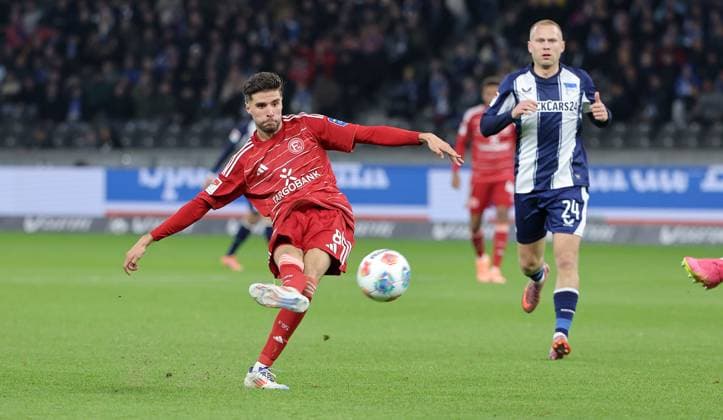 Anouar El Azzouzi on the ball, Jon Dagur Thorsteinsson duel Match scene Action Sport Soccer Football DFL 2 Bundesliga Men 10 Matchday Season 2025 2026 25 10 2025 Hertha BSC Berlin vs Fortuna Düsseldorf DFL regulations prohibit any use of photographs as image sequences and or quasi video