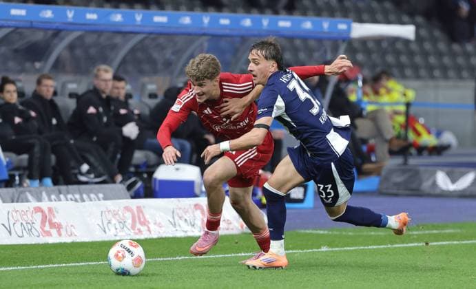 Luca Raimund, Michal Karbownik duel match scene Action Sport Soccer Football DFL 2 Bundesliga Men 10 Matchday Season 2025 2026 25 10 2025 Hertha BSC Berlin vs Fortuna Düsseldorf DFL regulations prohibit any use of photographs as image sequences and or quasi video